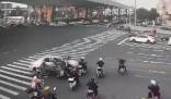 轎車轉彎時連撞7輛電動車 事故原因及后續處理如下