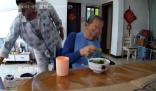 老人吞乒乓球大小肉丸窒息離世 保姆在旁倒水時老人吞下肉丸