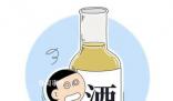 一女子與父對飲后醉臥樓道 引來了及時而有愛心的警察協助