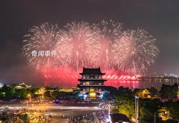 除夕三件套 看春晚團圓飯放煙花