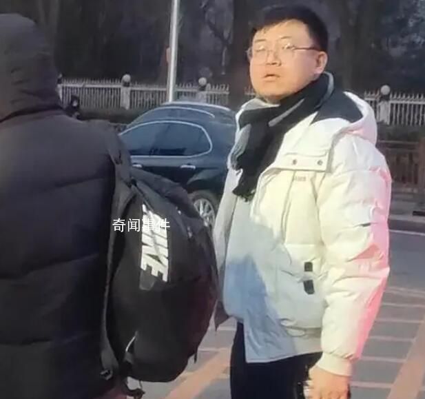 葉蓬現身央視春晚彩排 隨地吐口香糖