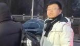 葉蓬現(xiàn)身央視春晚彩排 隨地吐口香糖
