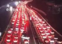 春節返程擁堵:尾燈連成一條紅線