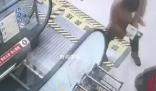 男子乘扶梯玻璃炸裂 被索賠8300元