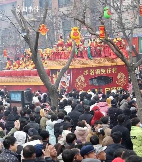 被“抬”起來(lái)表演的社火長(zhǎng)啥樣