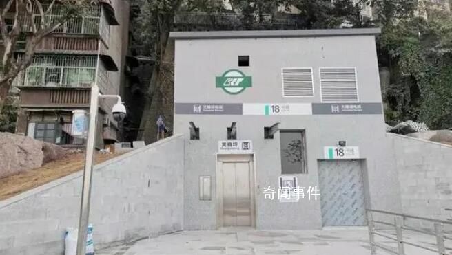重慶地鐵一出入口被吐槽像公廁