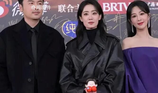張小斐帶著賈玲玩偶走紅毯 引發了網友們的熱烈討論