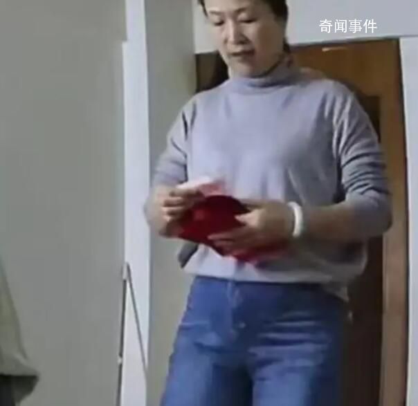 女生在監控中發現媽媽偷數自己紅包