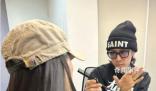 周星馳體驗(yàn)離子燙 一頭黑長(zhǎng)直的發(fā)型