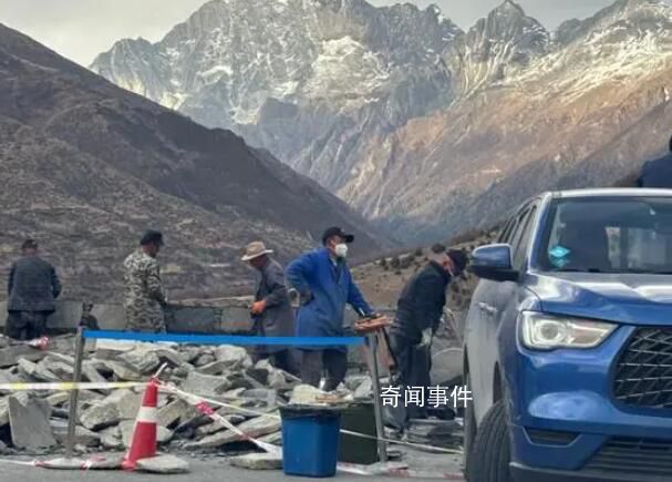 四姑娘山網紅觀景平臺砌圍墻?