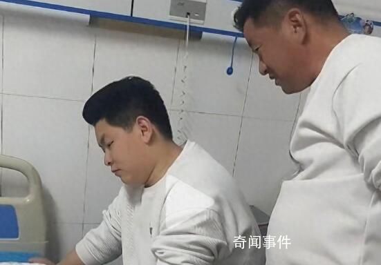 80后男子當(dāng)爺爺目不轉(zhuǎn)睛盯著小孫女