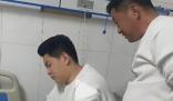 80后男子當爺爺目不轉睛盯著小孫女