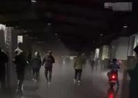 回南天取快遞像到了天庭 濃霧繚繞