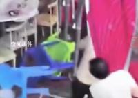 南昌突起強風 男子抱住大棚被吹飛