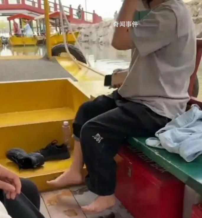 女子圓明園內泡腳被勸阻后稱富二代
